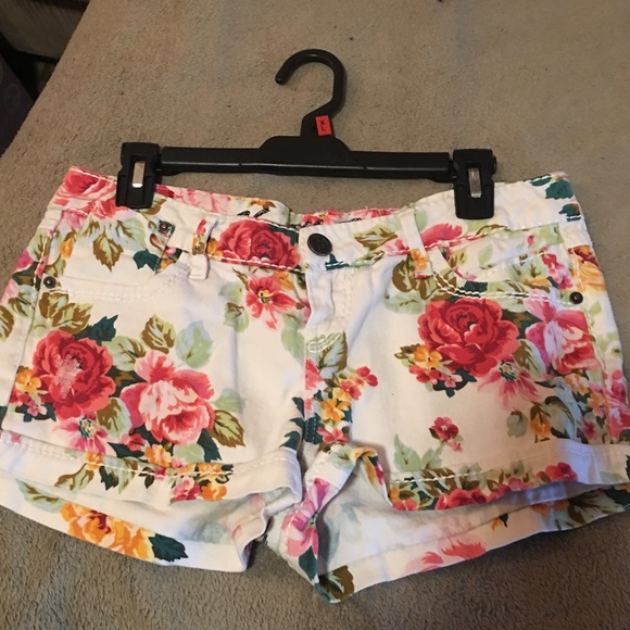 vanilla sky Pants - EUC Vanilla Sky denim shorts sz 11